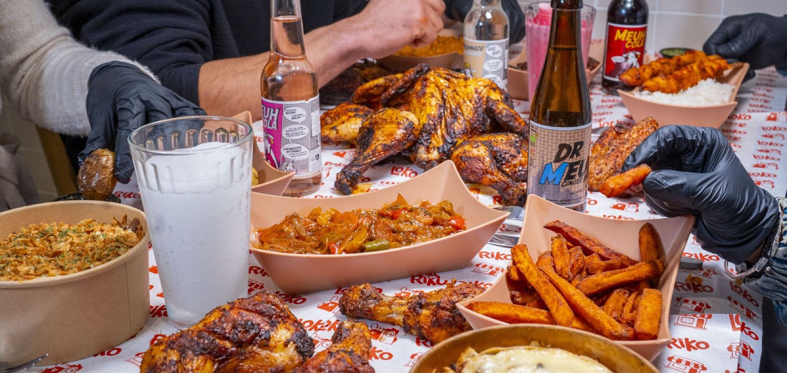 Repas partagé entre amis chez Loko Riko